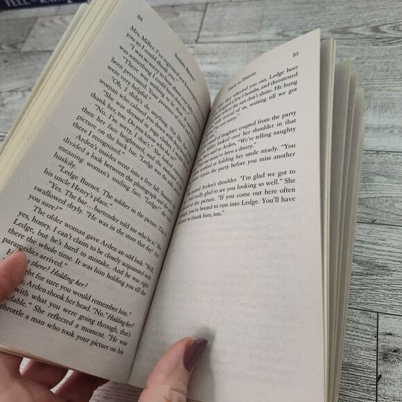 THICK AS THIEVES Sandra Brown Paperback 2021 1st Oversize Mass Market‎ Edition - Picture 4 of 12